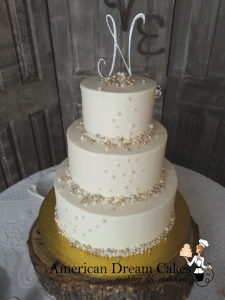 Elegant wedding cake in white with pearls