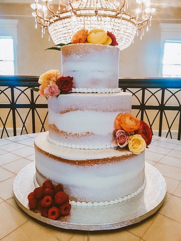 naked cake with fruit aand flowers